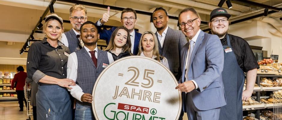 Spar-Gourmet Mitarbeiter Milena Radakovic, Walter Schwarz, Nattapong Anantanarong, Fanny Fejsztamer, Spar-Geschäfsführer Alois Huber, Imedzilj Kaliki, Marktleiter Manfredo Tabor und Spar-Verkaufsleiter Josef Schroll.