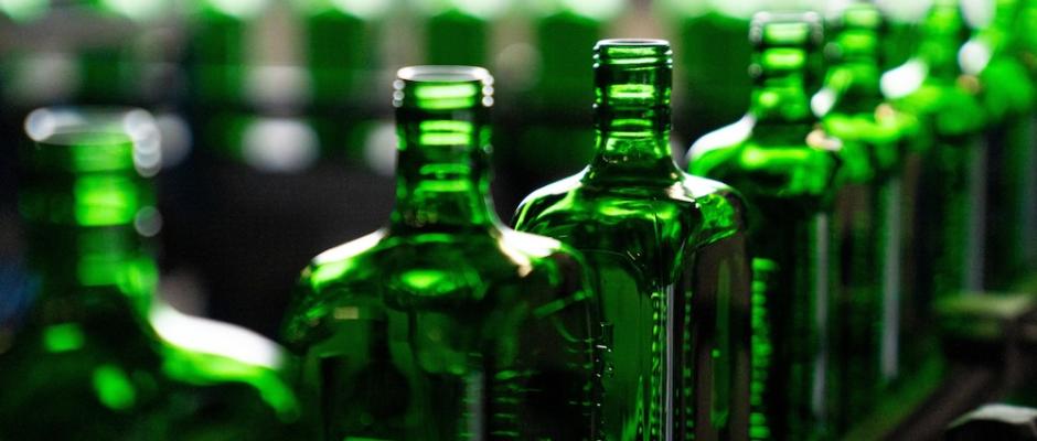 Jägermeister und Ardagh bringen die ersten Flaschen aus Grünglas aus dem NextGen-Hybridofen auf den Markt. Jägermeister und Ardagh bringen die ersten Flaschen aus Grünglas aus dem NextGen-Hybridofen auf den Markt.