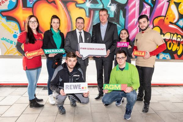 Rewe fokussiert auf Lehrlingsausbildung: Marcel Haraszti und Christoph Matschke, Vorstände der Rewe International AG mit Lehrlingen