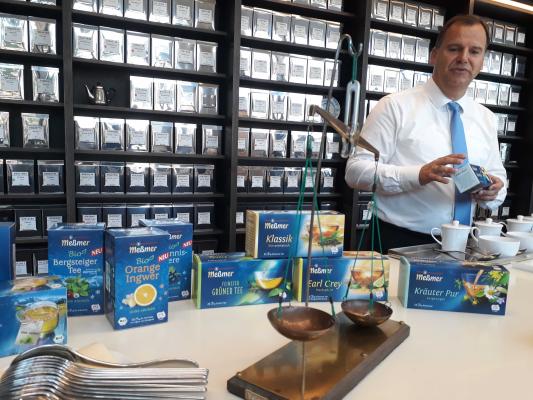 Lars Wagener mit dem neuen Sortiment von Meßmer für Österreich.
