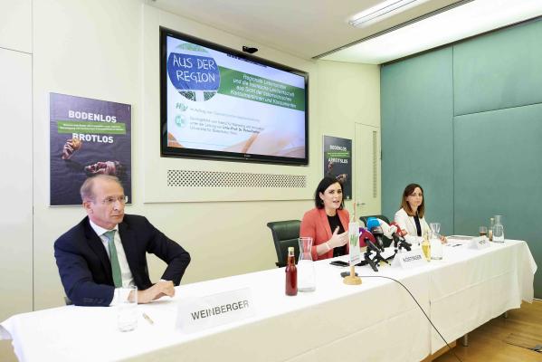 (v.l.n.r.) Dr. Kurt Weinberger, Vorstandsvorsitzender Österreichische Hagelversicherung, Elisabeth Köstinger, Bundesministerin für Landwirtschaft, Regionen und Tourismus, Univ.-Prof. Dr. Petra Riefler, Institut für Marketing und Innovation, Universität für Bodenkultur Wien