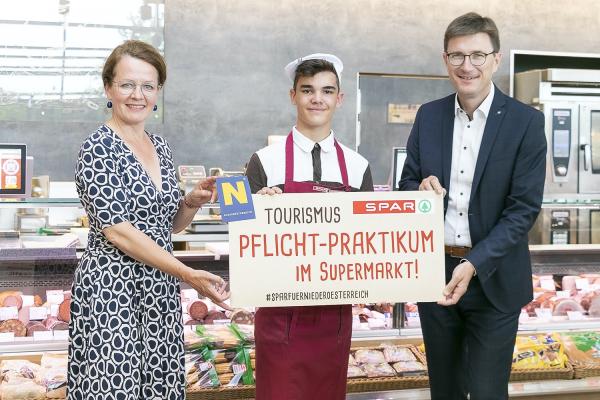 Landesrätin Christiane Teschl-Hofmeister, Bernhard Seitz von der höheren Lehranstalt für Tourismus am Semmering und Spar-Geschäftsführer Alois Huber.