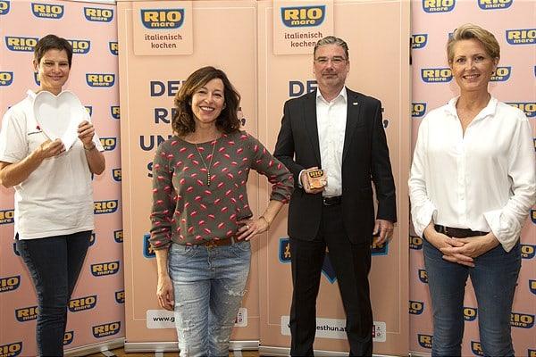 #GUTESTHUN: RIO MARE STARTET GROSSANGELEGTE, ÖSTERREICHWEITE CHARITY-KAMPAGNE v.l.: Mag. Petra Schmidt (Leiterin Gesundheits- und Sozialabteilung Rotes Kreuz), Julia Cencig (Schauspielerin), Mag. Jörg Grossauer (Geschäftsführer Rio Mare), Martina Hohenlohe (Köchin + Moderatorin) 