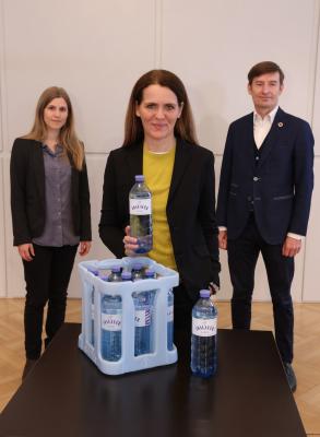 Lisa Panhuber, MSc, MA, Konsumexpertin von Greenpeace in Österreich; Mag. Birgit Aichinger, Geschäftsführerin Vöslauer Mineralwasser GmbH; DI Herbert Schlossnikl, Geschäftsführer Vöslauer Mineralwasser GmbH