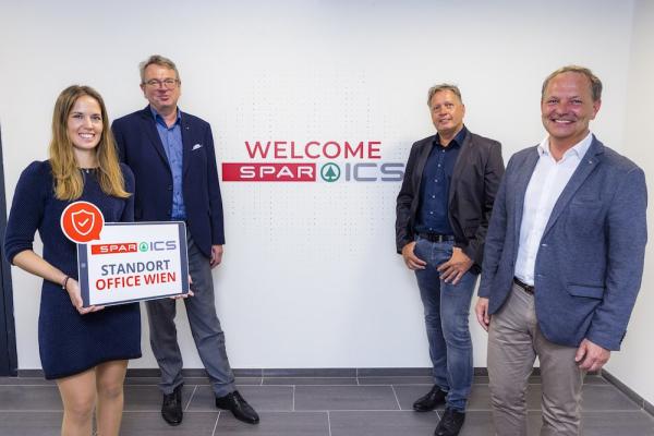 Der Spar-ICS Standort in Wien Meidling wurde eröffnet. V.l.n.r.: Isabella Oppeneiger (Teamlead Office Management), Andreas Kranabitl (Spar ICS-Geschäftsführer), Christian Terbou (Head of ICS Business Services), Hannes Leobacher, (Head of ICS Austria).