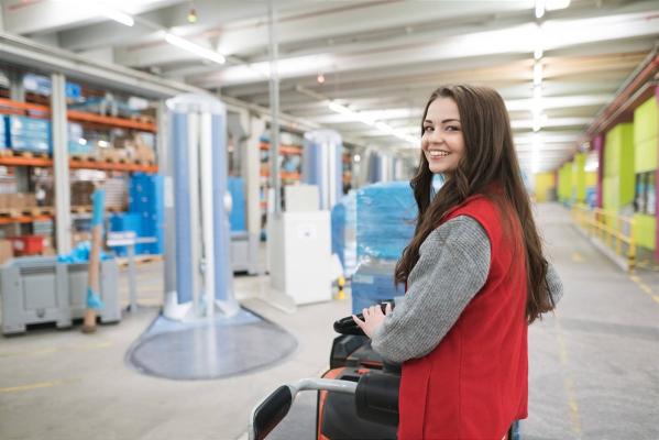  Die Mitarbeiterinnen und Mitarbeiter im dm Verteilzentrum versorgen die Filialen und Studios mit Waren.