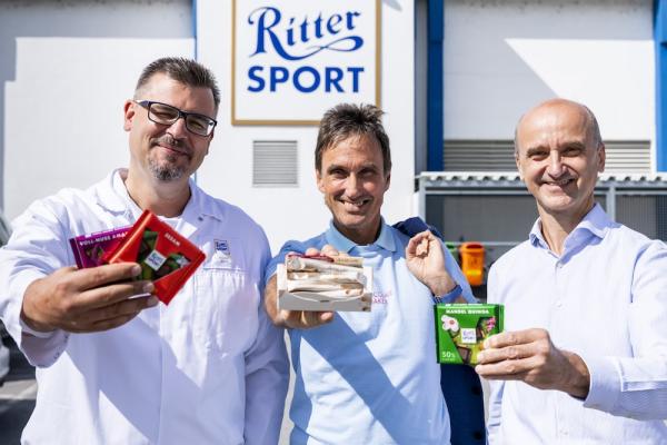 Das Management von Ritter Sport in Österreich: WerksleiterMichael Bock, Leiter Recht&Kommunikation Thomas Seeger und Österreich Geschäftsführer Wolfgang Stöhr vor dem Werk in Breitenbrunn.