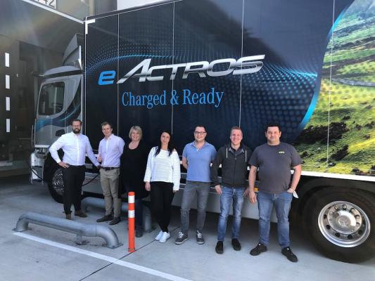 Das Lidl Logistik-Team in Großebersdorf ist vom neuen Mercedes eActros begeistert. Auf dem Bild (v. l. n. r.): Umberto Biebel, Raphael Dillmann, Birgit Wimpassinger, Lucia Oleksikova, Stefan Igar, Peter Hochmeister, Thomas Steigenberger.