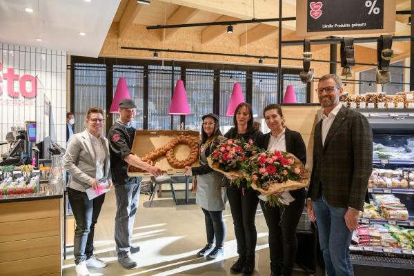 Symbolische Schlüsselübergabe an das Team Gais durch Jürgen Sutterlüty