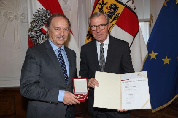 Das Ehrenzeichen des Landes Salzburg wird für hervorragende, durch öffentliches oder privates Wirken erworbene Verdienste verliehen: Im Bild: Dipl. Inform. Manfred Kühner und Landeshauptmann Dr. Wilfried Haslauer