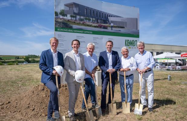 Kiennast gibt Startschuss für neues Bürogebäude: v.li.: Mag. Julius Kiennast, Mag. Alexander Kiennast, Raimund Kiennast, Landesrat Jochen Danninger, KR Julius Kiennast, Mag. Herbert Kiennast.
