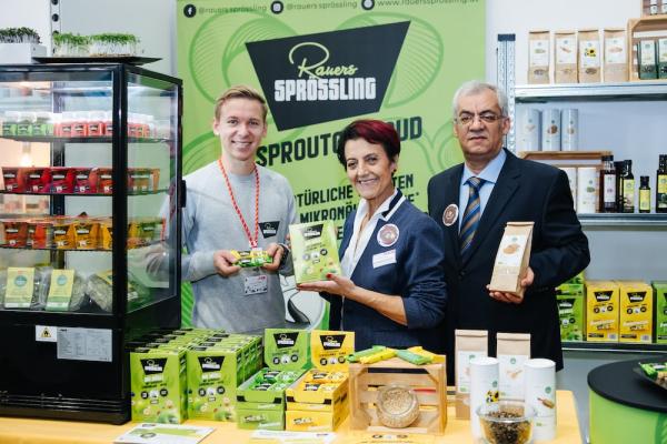 v.l.n.r.: Sebastian Rauer - Geschäftsführer Rauers Sprössling, Margarete Gumprecht - Spartenobfrau Handel, Ali Celik -Gremialobmann Agrarhandel