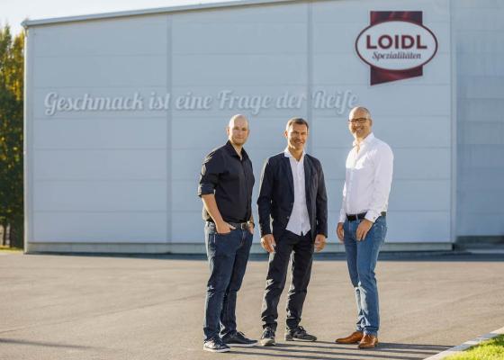 Ein modernes Salamiwerk im Herzen der Steiermark: (v.l.n.r.) Produktionsleiter Jens Luttenberger, Geschäftsführer Norbert Marcher und Betriebsleiter Johannes Vogel vor dem Loidl-Werk