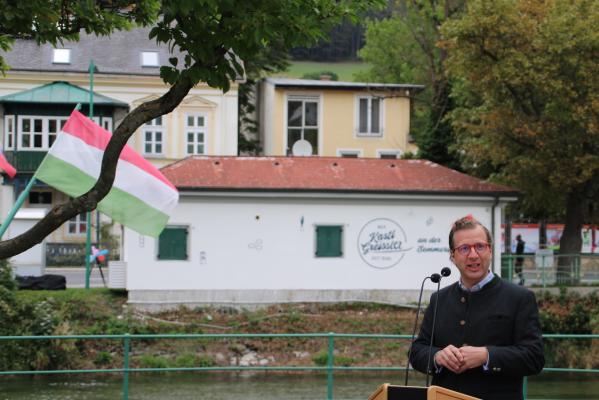 Gründer Christoph Mayer vor dem KastlGreissler in Payerbach