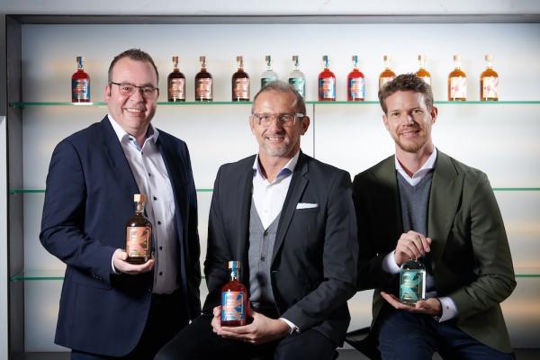 v.l.: Kattus-Borco-Geschäftsführer Andreas Ruhland, Frank Spängler (One World Heroes) und Janick Planzer von Rebels 0.0%.