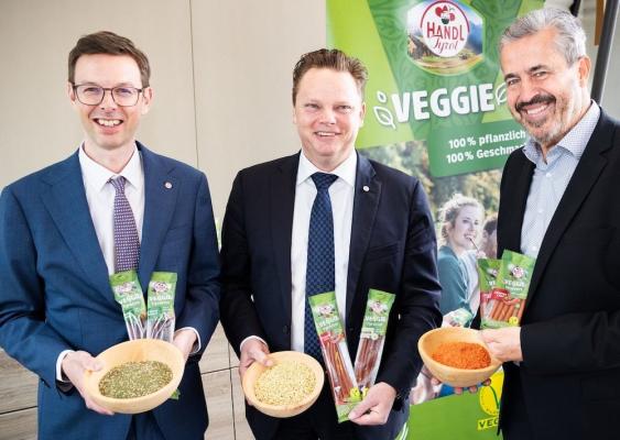 Handl Tyrol präsentiert neue Veggie-Linie: v.l.n.r.: Johannes Wechner, Karl Christian Handl, Siegfried Kröpfl