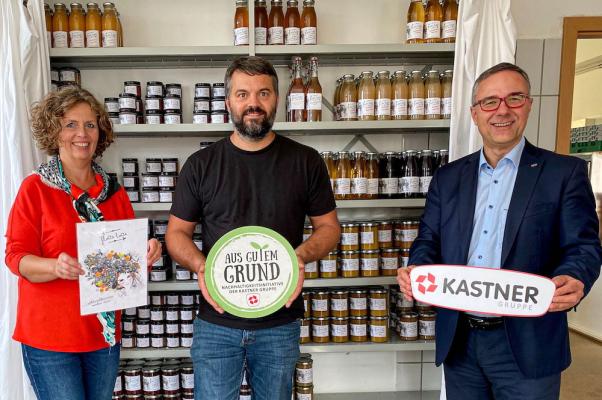 Im Rahmen der Kastner Nachhaltigkeitsinitiative „Aus gutem Grund“ werden jährlich rund 150 Tonnen Lebensmittel gerettet. Ein wichtiger Kooperationspartner, wenn es um die Rettung von Lebensmitteln geht, ist die Flotte Lotte. Elisabeth Mittendorfer (Obfrau Flotte Lotte), Daniel Ruttinger (Geschäftsführer Flotte Lotte) und Geschäftsführender Gesellschafter Kastner Gruppe KR Christof Kastner freuen sich über die wichtige Zusammenarbeit.