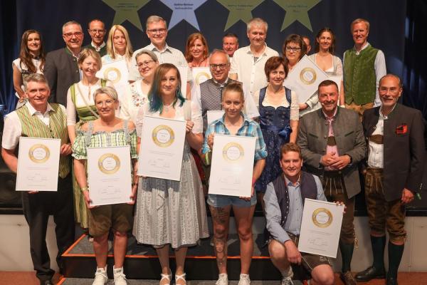 Im Rahmen der Veranstaltung ehrte Nah&Frisch seine besten Kaufleute. „Kauffrau des Jahres“ ist Sabine Holzer aus Wang in Niederösterreich. Ex-aequo an zweiter Stelle und nur ganz knapp geschlagen landeten Barbara Kager aus Bad Schönau (NÖ) und Herbert Sientschnig aus Schäffern (ST). 