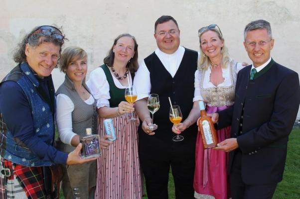 Gurktaler Kräuter-Kirchtag ( v.l.n.r.): Thomas Rettl (Rettl Mode), Nici Schmidhofer, Dr. Hubertine Underberg-Ruder, Monsigniore Gerhard Kalidz, Andrea Burger und Wolfgang Spiller (beide Gurktaler).