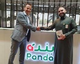 Axel Fila, General Manager Höllinger, und Qusai J. Enani, Category Manager Beverages Panda