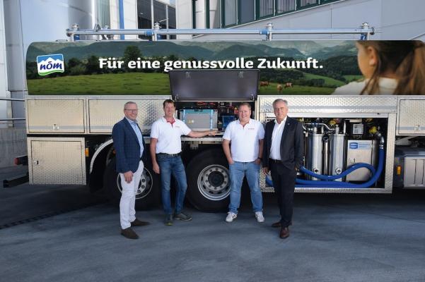 Im Hintergrund ist der mit HVO100 Treibstoff betankte NÖM-Milchsammelwagen der Spedition Bichler und der in der LKW-Technik integrierte Akku für den Pumpbetrieb zu sehen. Die Herren im Bild: Franz Josef Schattleitner, Leiter Supply Chain Management der NÖM AG; Christian Kahrer, Leiter Milchsammellogistik der Bichler Spedition und Logistik GmbH; Josef Simon, Vorstand der NÖM AG und Manfred Bichler, Geschäftsführer der Bichler Spedition und Logistik GmbH.