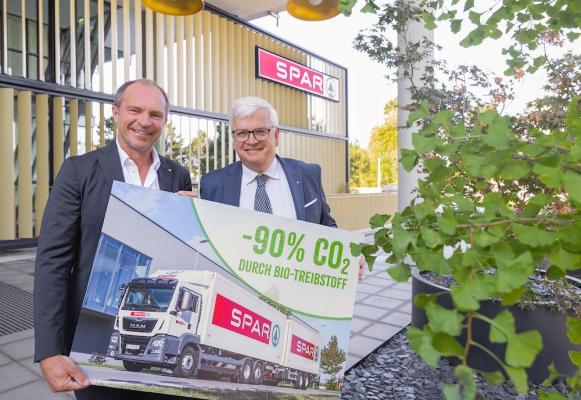 Spar-Innovationsvorstand Mag. Marcus Wild (l.) und Spar-Logistikleiter Ing. Martin Gleiss (r.) leiten die Umstellung auf HVO-Treibstoff bei Spar ein. Die biobasierte Diesel-Alternative spart bis zu 90% CO2.