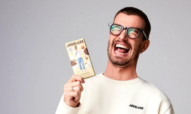 Joko Winterscheidt setzt sich mit der Jokolade für bessere Arbeitsbedingungen in der Kakaoproduktion ein.