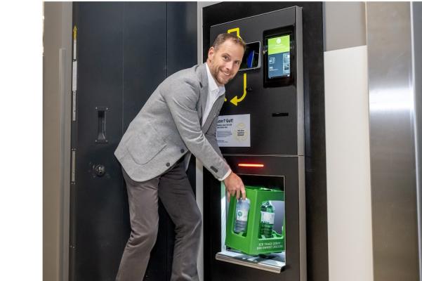 Kai Pataky bei der Leergut Rückgabe