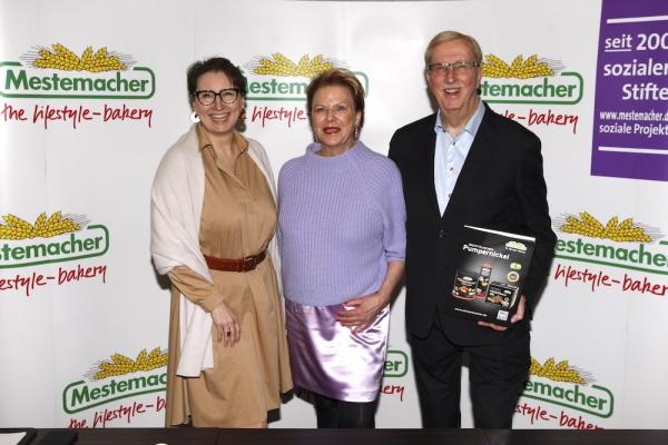 Rekordumsatz bei Mestemacher 2023, v.l.: Marta Glowacka, Kaufmännische Geschäftsführerin, IT, externe Logistik, Personal & Controlling; Prof. Dr. Ulrike Detmers, geschäftsführende Gesellschafterin, Vorsitzende und Sprecherin der Geschäftsführung Mestemacher Management GmbH, Geschäftsführung Marketing, Nachhaltigkeit und Umwelt und Albert Detmers, geschäftsführender Gesellschafter.