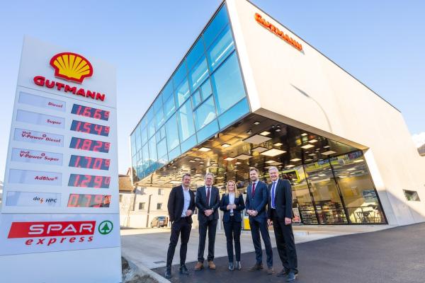 Von links: Hannes Angerer, Patricia Sepetavc, Albert und Alexander Gutmann mit Hans K. Reisch freuen sich gemeinsam über die Eröffnung des ersten Spar express-Tankstellenshops in Innsbruck.