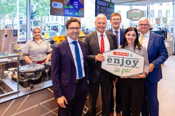 Spar-Vorstand Markus Kaser, Spar-Vorstandsvorsitzender Hans K. Reisch, Spar-Geschäftsführer Alois Huber, Marktleiterin Dragana Vasic, Spar-Vorstand Marcus Wild. 