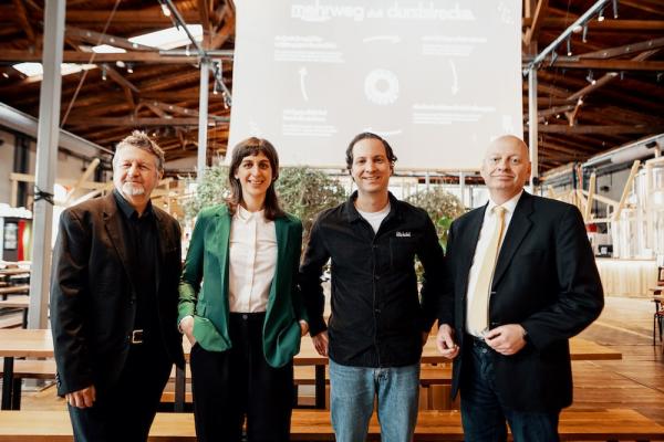 Präsentierten die aktuelle Pfand-Studie (v. l.): Christian Pladerer (Öko-Institut), Daniela Einsiedler (Umweltberatung), Florian Weins (fritz-kola) und Florian Berger (Brauereiverband) 