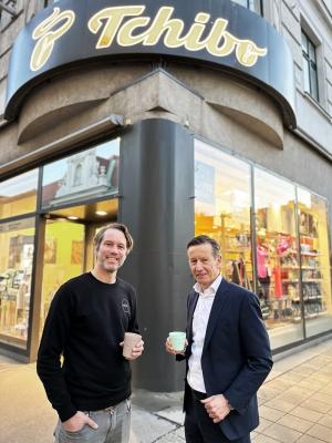 Philipp Goos, CEO von RECUP, und Paul Unterluggauer, CEO von Tchibo Österreich.
