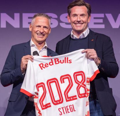 Die Partnerschaft zwischen Stiegl und dem FC Red Bull Salzburg geht in die Verlängerung (v. l.): Stephan Reiter (Geschäftsführer FC Red Bull Salzburg) und Thomas Gstaltmaier (Generalrepräsentant Stiegl).