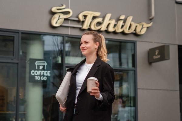 Tchibo setzt in Österreich ab sofort auf das Recup-Mehrwegpfandsystem für To-go-Getränke.  Tchibo setzt in Österreich ab sofort auf das Recup-Mehrwegpfandsystem für To-go-Getränke.