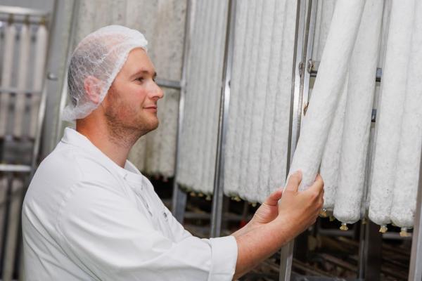 Wir waren zu Besuch bei Loidl in der Steiermark und durften einen exklusiven Blick hinter die Kulissen der Salami- und Rohwurst-Produktion werfen.