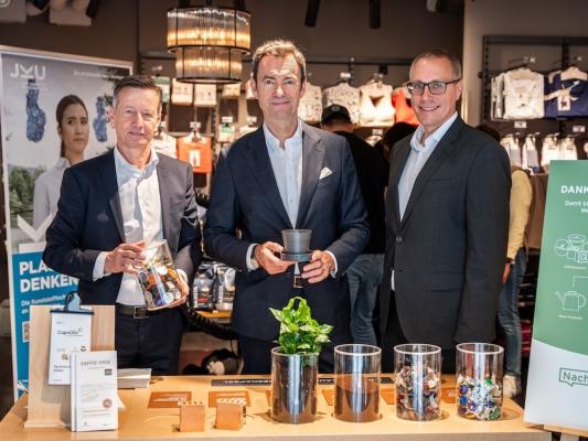 Tchibo integriert Nachhaltigkeit in den Alltag, wie hier am Beginn der Nachhaltigkeitswoche: Paul Unterluggauer, Tchibo Österreich Geschäftsführer (links), ARA Vorstand Harald Hauke (Mitte).