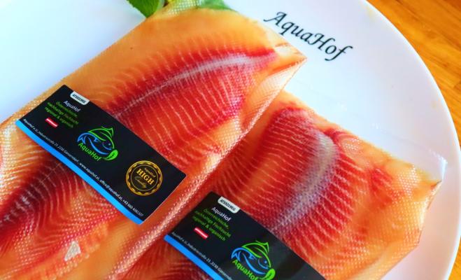 Frischer Fisch aus Gänserndorf: Der AquaHof startet die regionale Belieferung von Handel und Gastronomie mit frischem Wels und Karpfen aus nachhaltiger Aufzucht. Frischer Fisch aus Gänserndorf: Der AquaHof startet die regionale Belieferung von Handel und Gastronomie mit frischem Wels und Karpfen aus nachhaltiger Aufzucht.