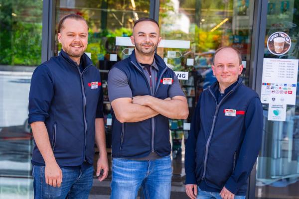 Die neuen modular zusammenstellbaren Outfits folgen zwei grundlegenden Prinzipien: Multiform statt Uniform und „Form follows Function“. V.l.: Marktleiter-Stellvertreter Elvis Suljic, SPAR-Marktleiter Mesa Muharemovic, Marktleiter-Stellvertreter Sabahudin Osmanovic.   Die neuen modular zusammenstellbaren Outfits folgen zwei grundlegenden Prinzipien: Multiform statt Uniform und „Form follows Function“. V.l.: Marktleiter-Stellvertreter Elvis Suljic, SPAR-Marktleiter Mesa Muharemovic, Marktleiter-Stellvertreter Sabahudin Osmanovic.