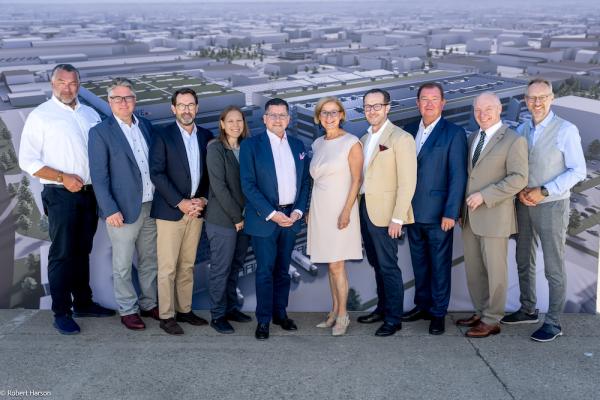 Hans Wimmer (Bürgermeister Biedermannsdorf), Robert Weber (Bürgermeister Guntramsdorf), Christian Hörner (Geschäftsführer Lager & Transport bei Rewe International AG), Isabella Handler (Gesamtprojektleiterin ), Marcel Haraszti (Vorstand der Rewe International AG), Johanna Mikl-Leitner (Landeshauptfrau), Robert Nagele (Billa Vorstand), Herbert Janschka (Bürgermeister Wiener Neudorf), Helmut Miernicki (ecoplus), Martin Fassl (ecoplus).