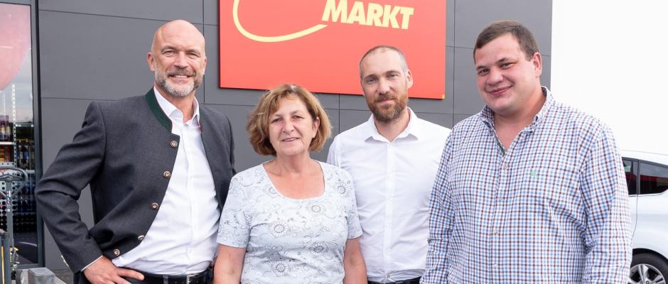 Geschäftsführung Penny Österreich Ralf Teschmit, Schafbäuerin Elisabeth Hirsch, Geschäftsführer blühendes Österreich Ronald Würflinger, Schafbauer Stefan Hirsch