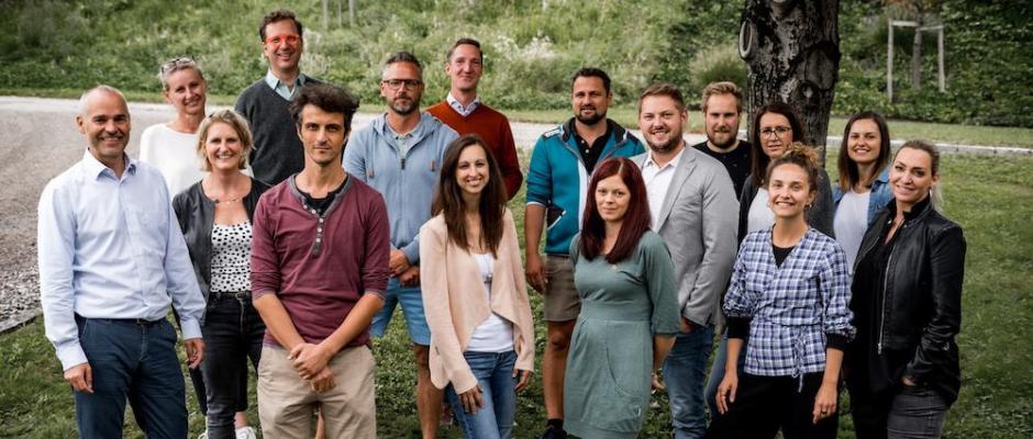 alle aktuellen KastlGreisslerInnen und KistenKrämerInnen gemeinsam