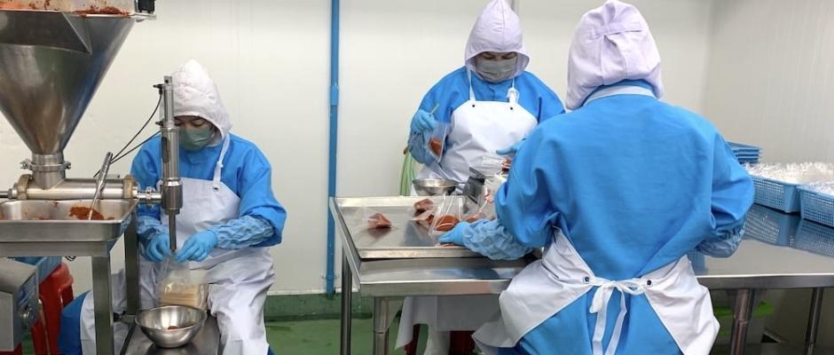 Auch die Abfüllung und Verpackung erfolgt in Handarbeit.
