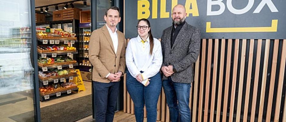 (v.l.n.r.): Stefan Weinlich (BILLA Vertriebsdirektor), Janette Braun (Werbehelden) und Harald Mießner (BILLA Vorstand Vertrieb) freuen sich über die Eröffnung der neuen BILLA Box im Industriezentrum Süd in Wiener Neudorf.