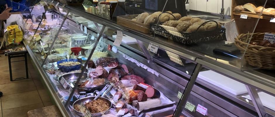 Der Hofladen des Heumilch-Bauern Hofer - vulgo Joglbauer - in Obertrum.