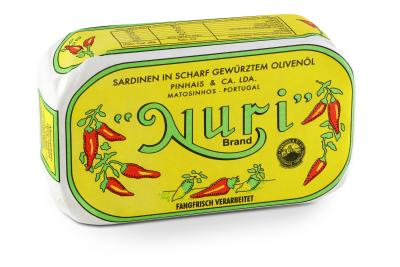 Die Nuri-Sardinen werden in Portugal händisch verarbeitet.