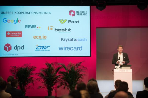 Rainer Will; Geschäftsführer Handelsverband auf der Bühne des Gamechanger Kongress