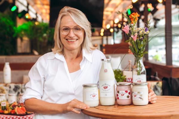 Rewe Milchflaschen mit Eigenmarken-Chefin Martina Hörmer