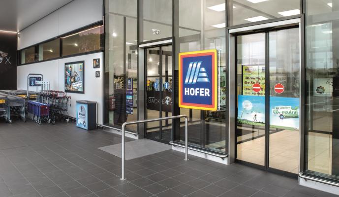 Hofer Modernisierungsoffensive in Tirol