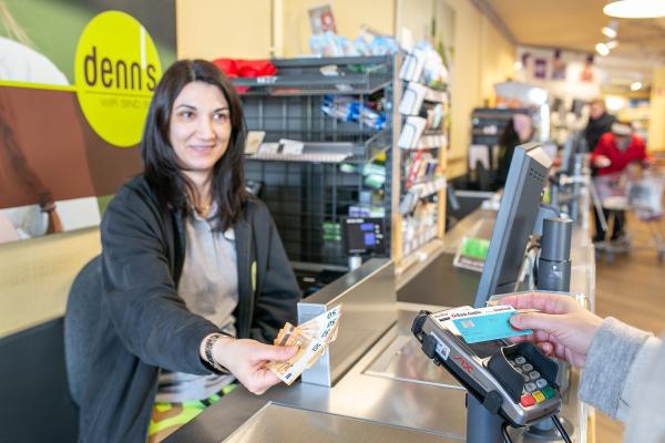 Denn's ermöglicht Bargeldabhebung